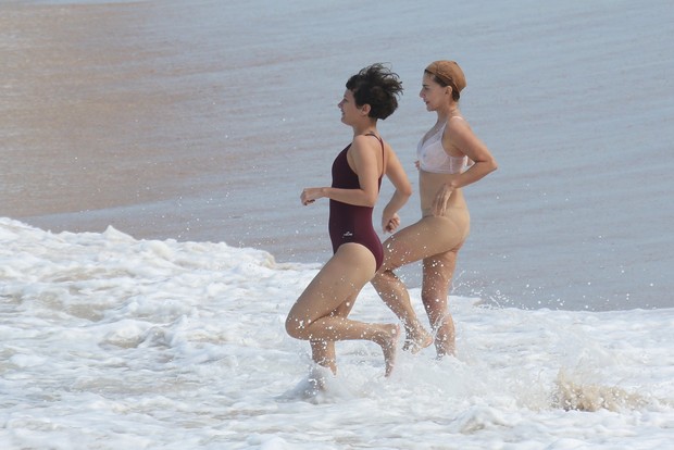 Maitê Proença entra de lingerie durante gravação na Praia e Mostra demais, Fotos
