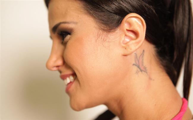 Leisiane Almeida exibe sua borboleta e não dispensa a chance de fazer novas tatuagens. Quando for mamãe, pretende homenagear o filho