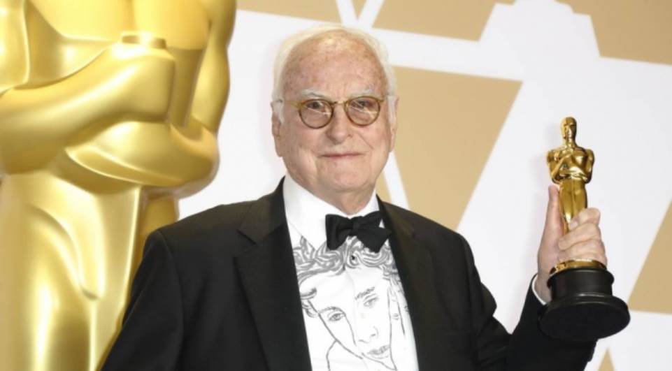 Roteirista encanta internet ao usar camisa estampada com rosto de ator no Oscar