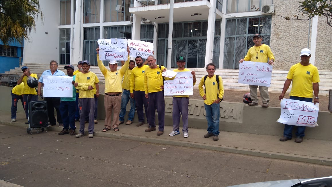 Trabalhadores realizam protestos contra paralisação da retomada de construção da Escola William Madi 