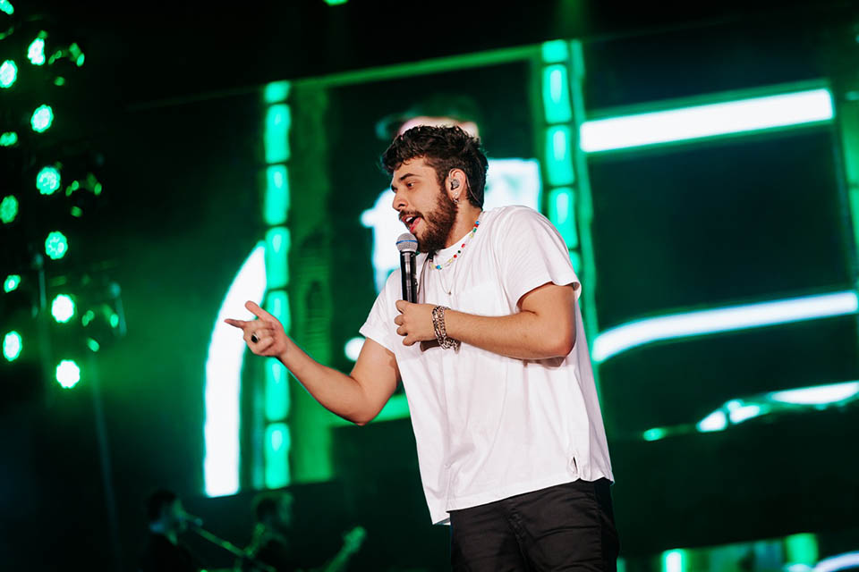 No oitavo show na ExpoLondrina, Gustavo Miotto vence a chuva e anima público