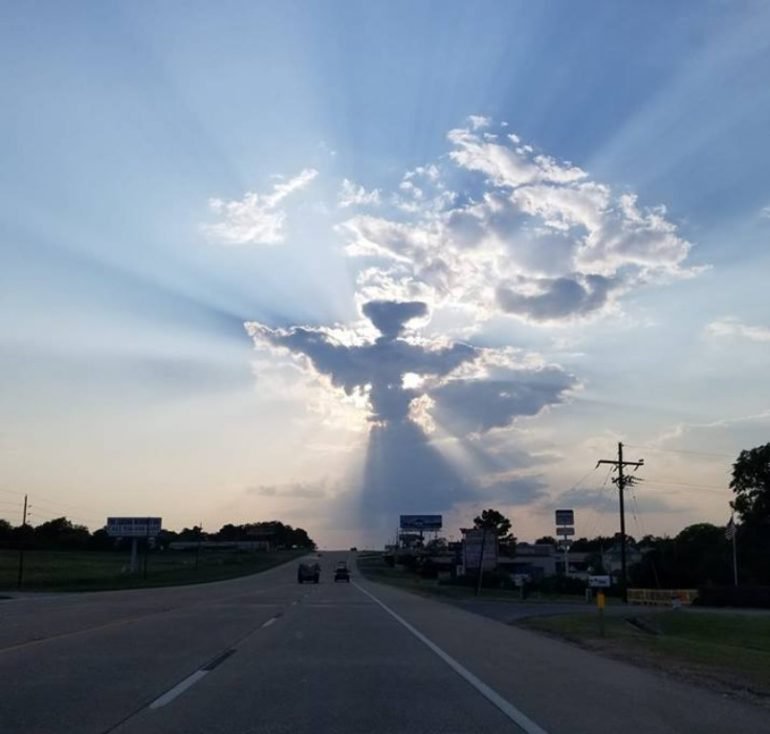 Motorista fotografa contornos de anjo em meio a nuvens