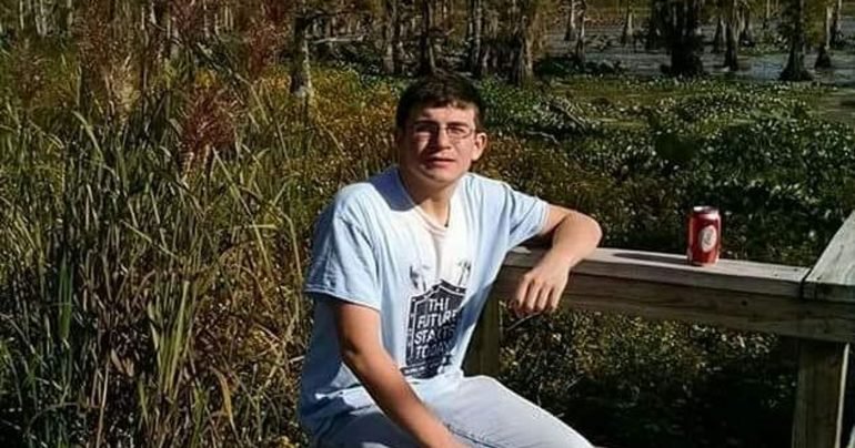 Adolescente arrastado para o alto-mar fica 10 horas à deriva falando com Deus “a noite inteira”