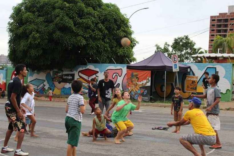 Pais resgatam brincadeiras de rua para afastar filhos de games e celulares