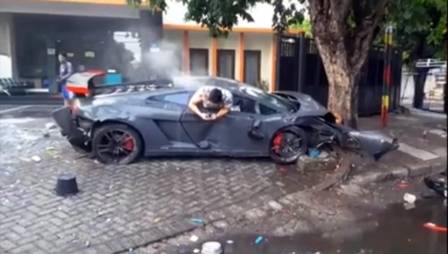 Jovem usa celular segundos depois de bater Lamborghini e deixar um morto