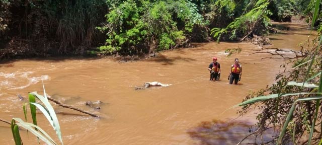  Bombeiros resgatam moto e corpo de rio na região de Londrina