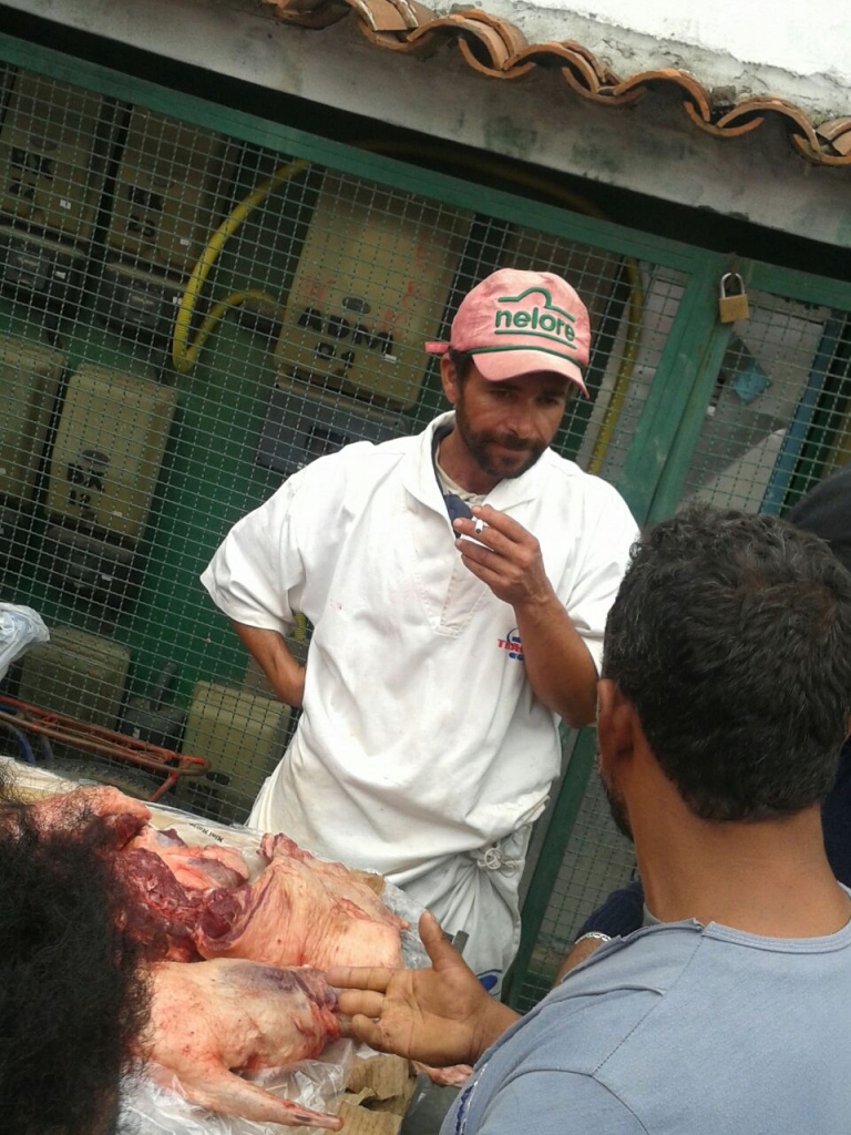 Homem é preso vendendo carne de cachorro em mercadão