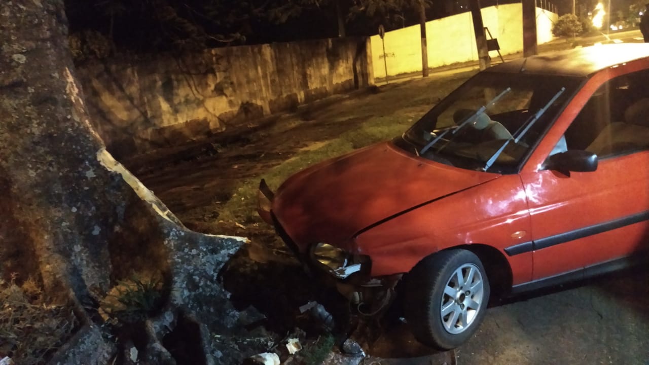 Veículo conduzido por menor embriagado se choca com árvore no centro de Cornélio Procópio