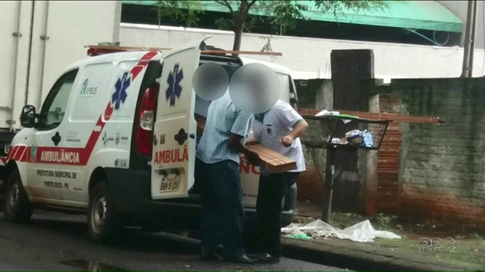 Motorista é flagrado carregando madeira em ambulância municipal