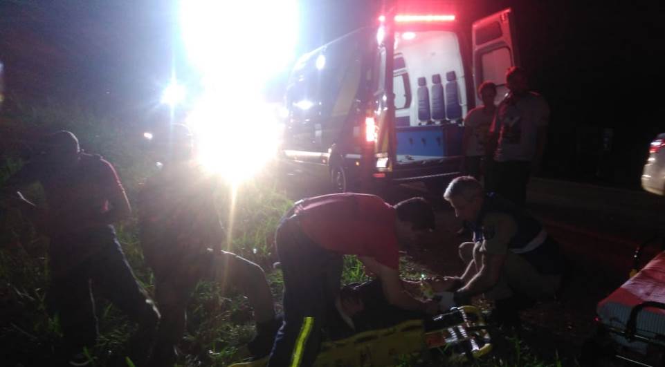 Mulher se fere após caminhão carregado de milho quase tombar na PR 445