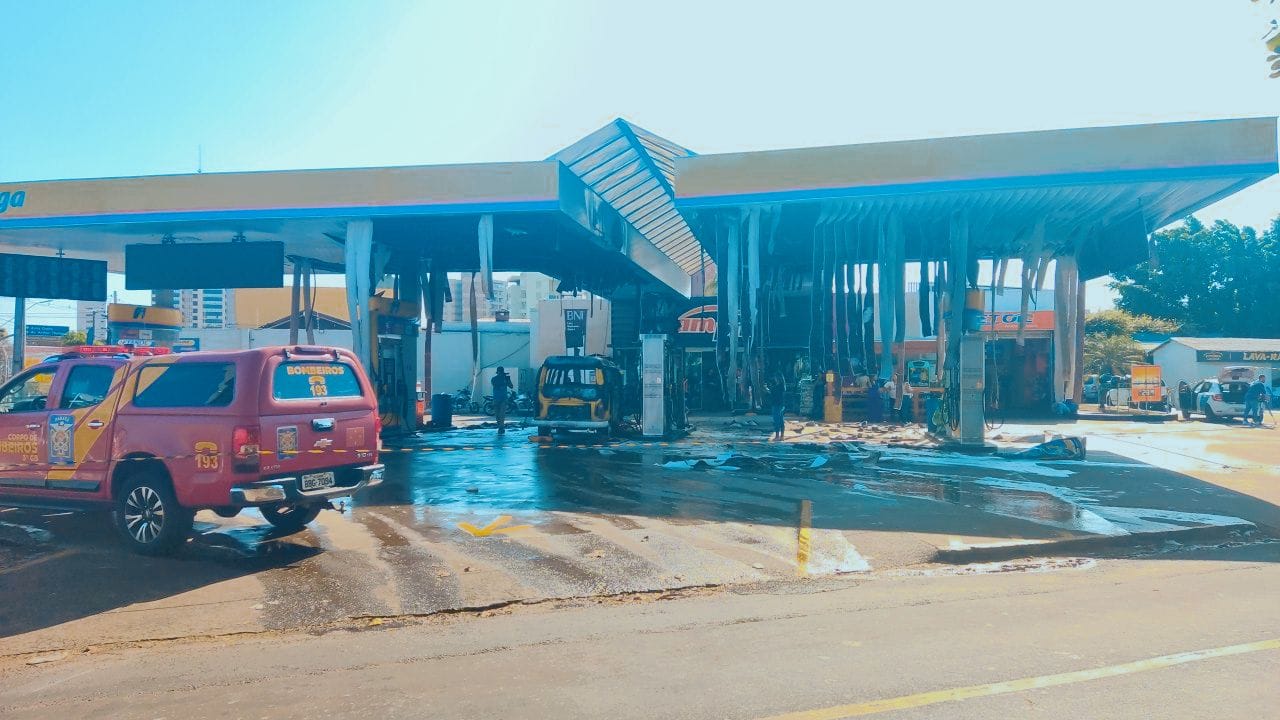 Kombi pega fogo e causa incêndio em posto de gasolina em Londrina