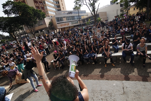 Revolta! Protesto contra cultura do estupro reúne 200 pessoas em Londrina