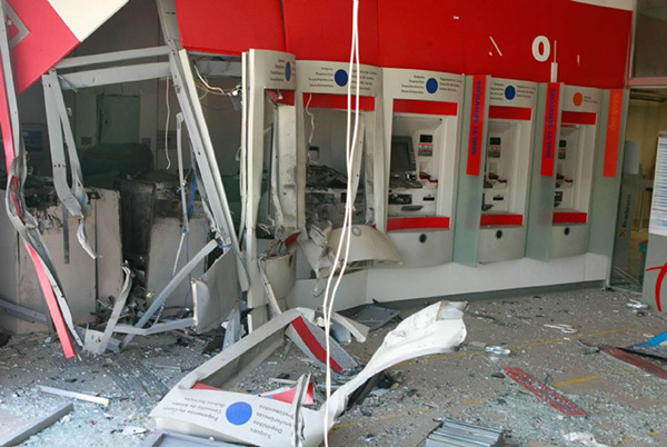 Na região central de Londrina: bandidos explodem caixas eletrônicos, mas não levam dinheiro