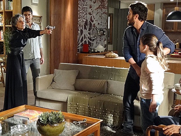 Reta final: Melissa atira em Rodrigo, mas ZenÃ³bio desvia tiro que acerta Clara