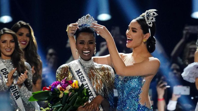 Africana Ã© eleita a mulher mais bonita do mundo e leva a coroa do Miss Universo 2019
