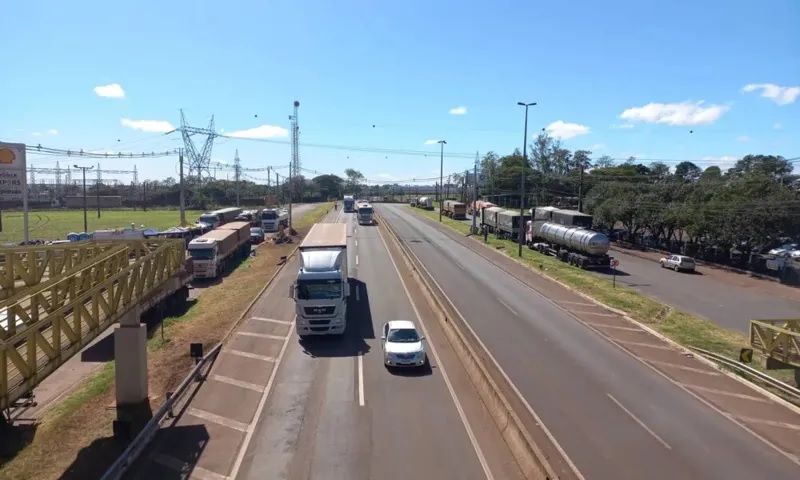 LIBERAÇÃO: Bloqueios ilegais perdem força no Paraná; apenas uma rodovia federal segue com obstrução total