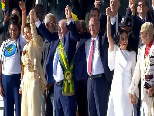 Lula sobe rampa e recebe faixa presidencial de criança, mulher, negro, indígena e idoso